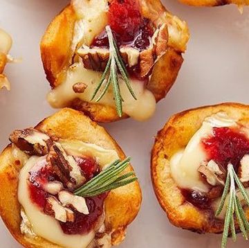 cranberry brie bites with pecans and rosemary