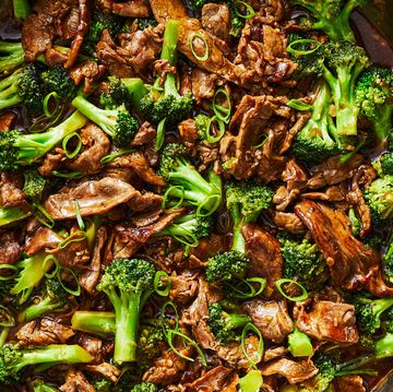 thinly sliced, velveted flank steak in a rich brown sauce with tender crisp broccoli